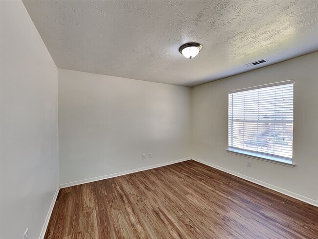 Building Photo - 502 Hearthstone Ct