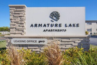 Building Photo - Armature Lake- 2/2RH