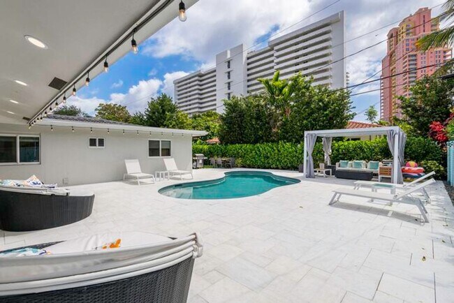 Building Photo - 2112 NE 32nd Ave