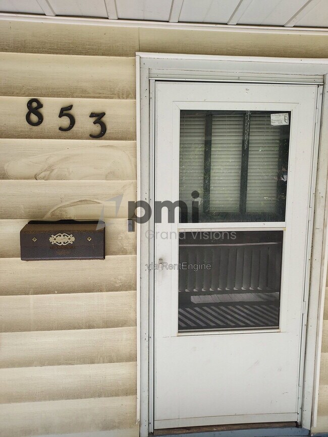 Building Photo - 853 N College St