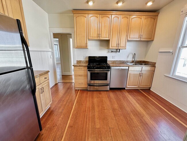 Building Photo - Storage Galore!!  1bd in heart of Noe/Miss...