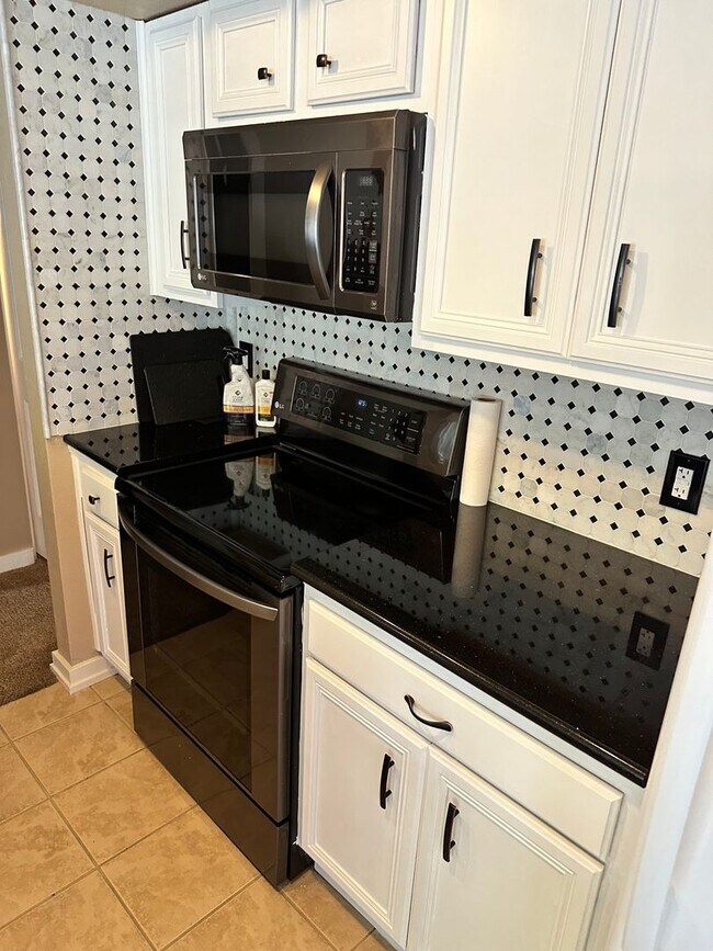 Building Photo - 3 Bedroom 2 Bath Townhome with Gas Fireplace, community pool, lots of storage