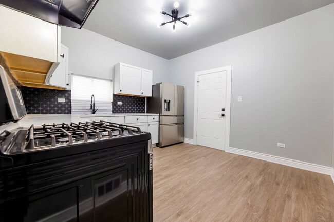 Building Photo - 7917 S Ellis Ave