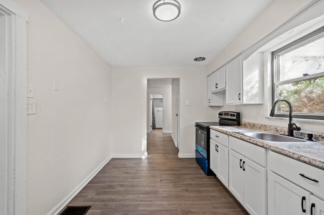 Building Photo - 1653 Suburban Ave