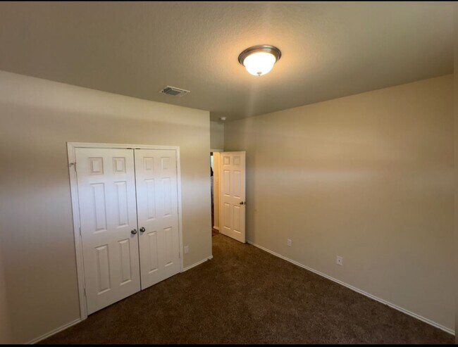 Building Photo - AVAILABLE NOW !