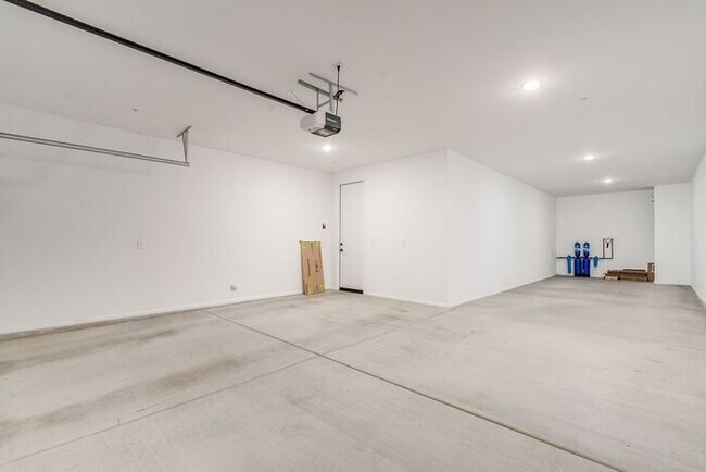 Building Photo - Amazing 4BR 2.5BA Home w/ 3-Car Tandem Garage • Pool Access • Yard w/ Fire Pit in Saguaro Trails