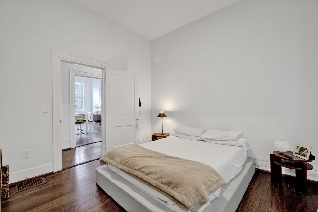 Building Photo - 2134 16th Ave S