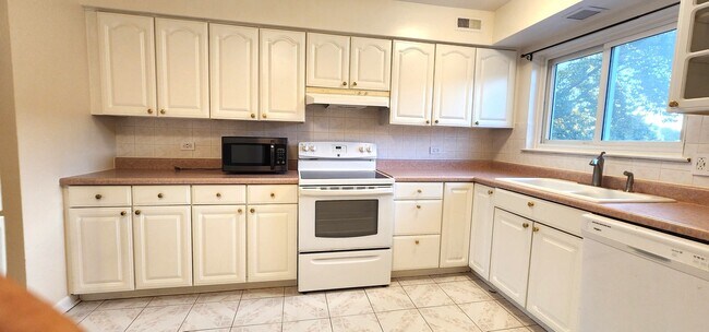 Building Photo - 9461 Bay Colony Dr