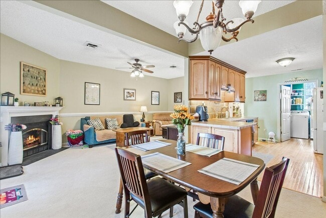 Building Photo - ATTRACTIVE AND BRIGHT LUXURY TOWNHOME IN W...