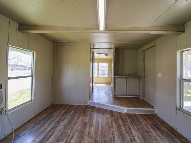 Building Photo - Excellent Location close to Fayetteville!
