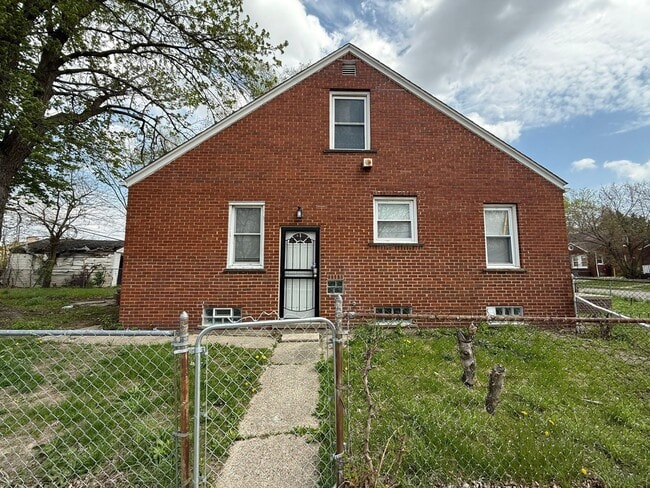Building Photo - Renovated 3-Bedroom Home – We Welcome Sect...