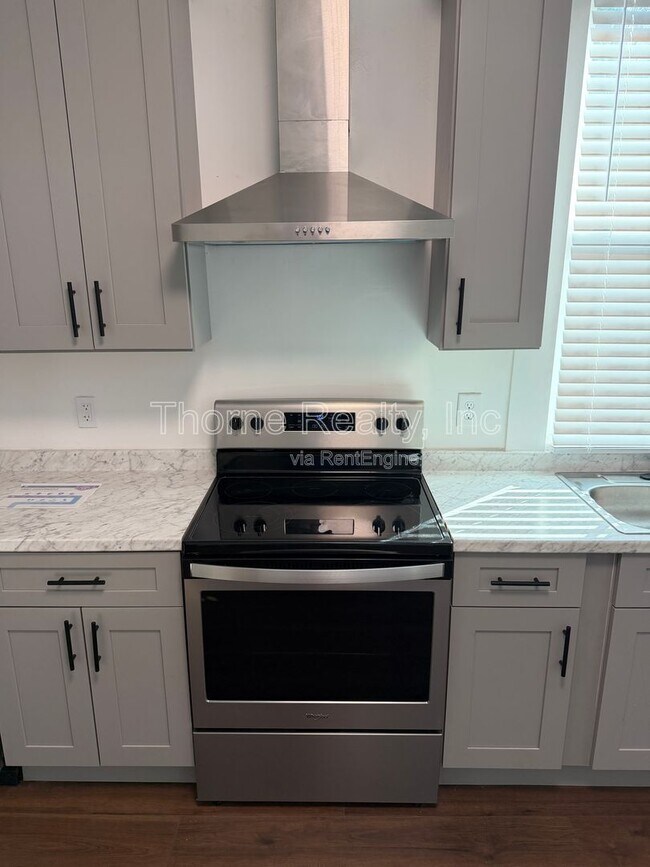 Building Photo - 835 Sunset Ave