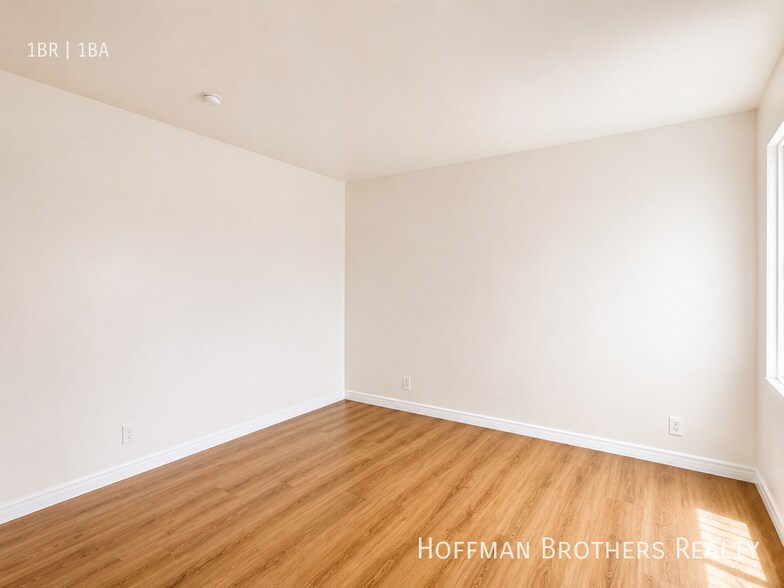 Building Photo - 945 N Serrano Ave