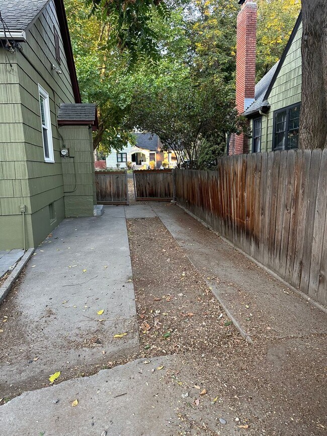 Building Photo - Renovated 3 bedroom + bonus room & finishe...