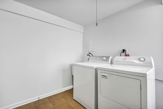 Building Photo - 9230 N Callero Dr