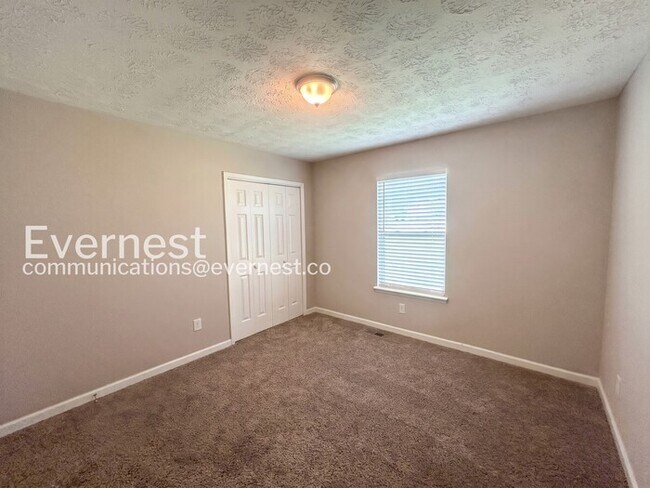 Building Photo - 3 Bed, 2 Bath Home with Fenced Yard & Garage / Pet-Friendly / Vouchers Accepted / Available Now!