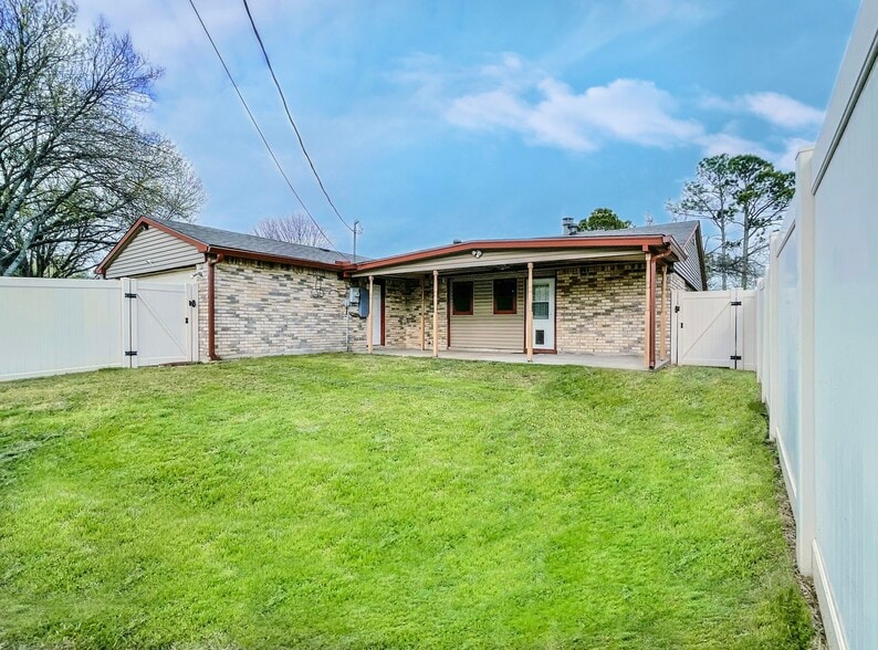Large backyard with white modern vinyl fences - 7450 Emory Oak Ln