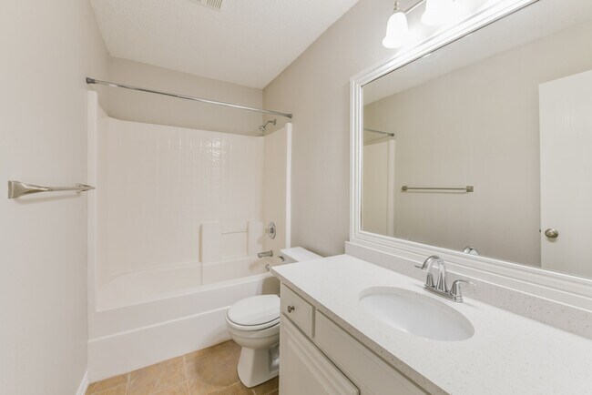 Building Photo - 605 Crestview Ct