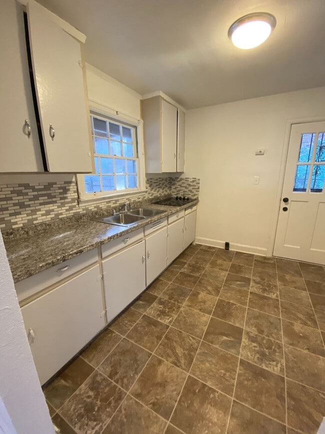 Building Photo - 2109 Thomas Ave