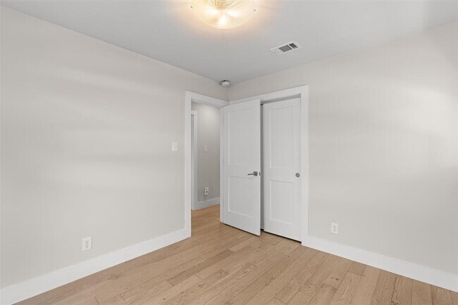Building Photo - 5405 Fairmont Cir