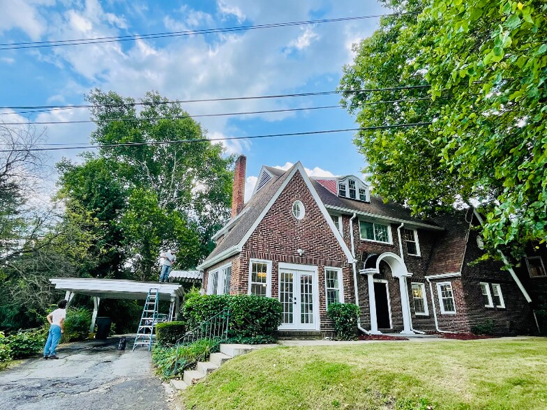 Building Photo - 2421 Airport Dr