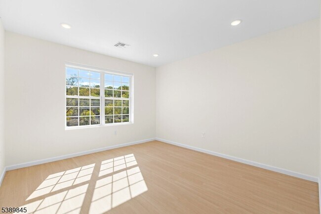 Building Photo - 70 Ridgedale Ave