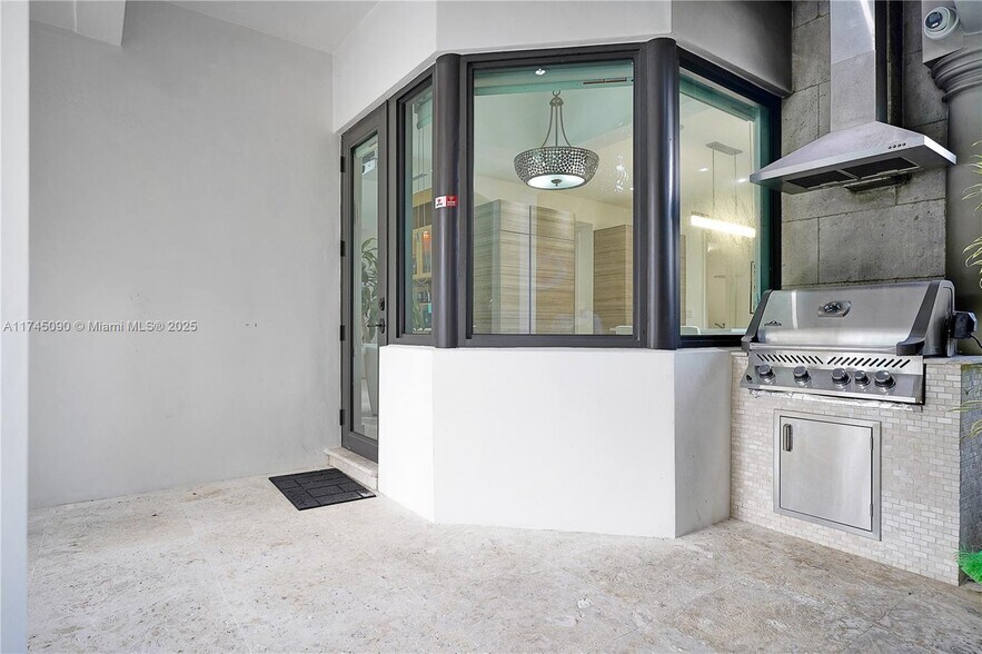 Building Photo - 3747 Prairie Ave