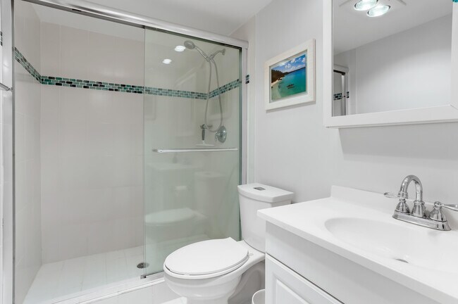 Building Photo - 2800 N Palm Aire Dr