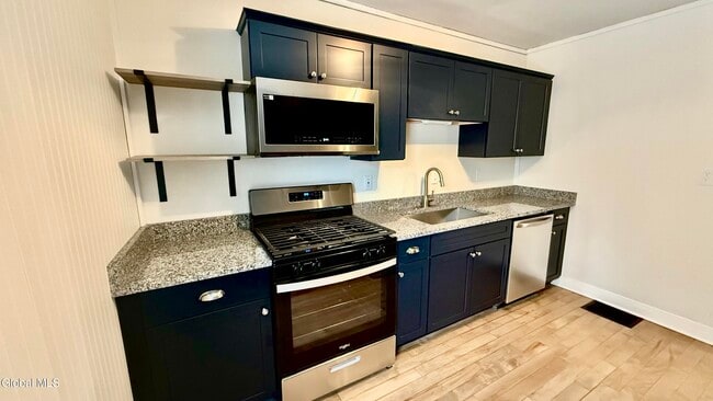 Building Photo - 173 Bay St