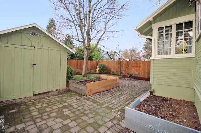 Building Photo - Delightful Remodeled Alberta Arts 3 Bed/2 Bath Bungalow