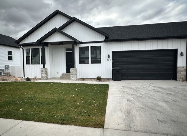 Primary Photo - 714 S Liberty Cove Dr