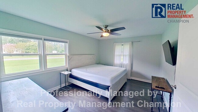 Building Photo - Furnished and Updated 4 BD/2.5 BA Home wit...