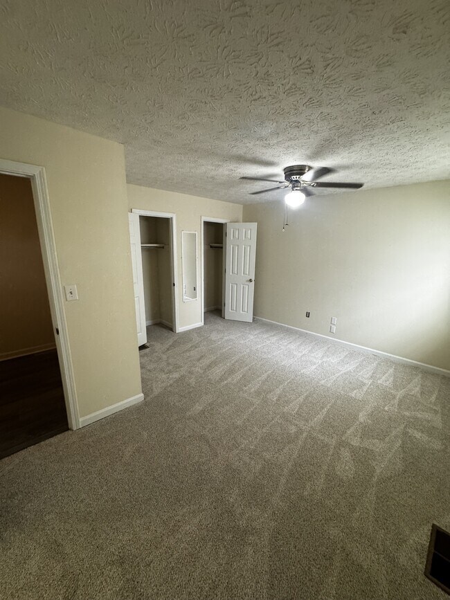 Building Photo - 482 Huntington Road