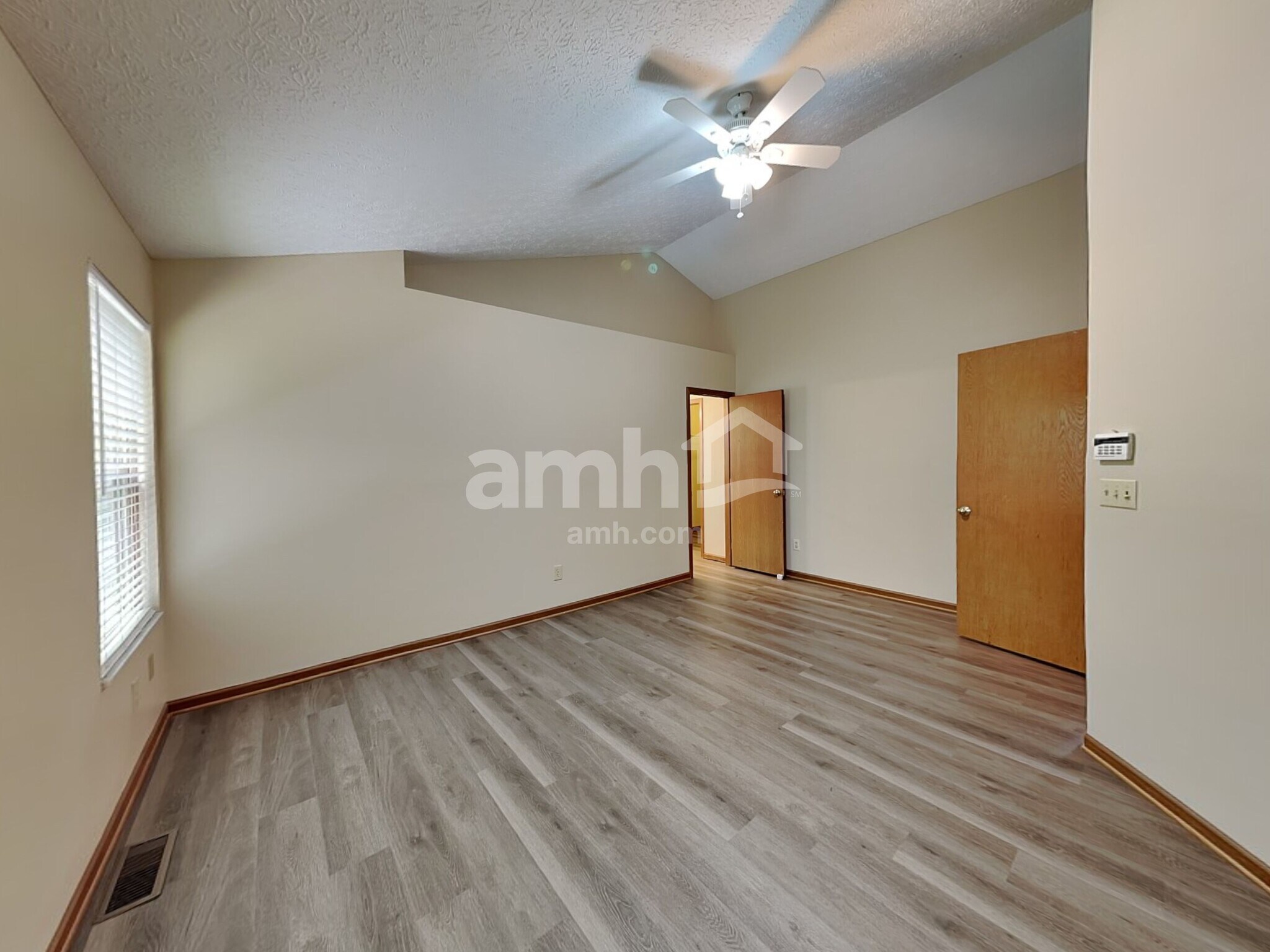 Building Photo - 8190 Pelham Dr