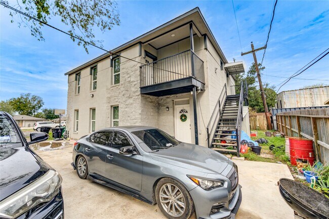 Building Photo - 4323 Continental Dr