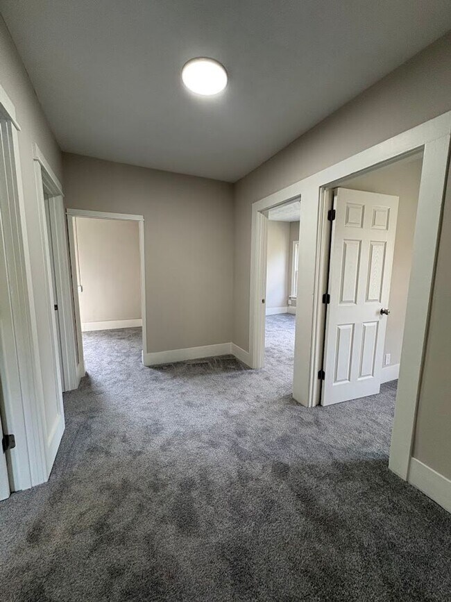Building Photo - Three bedroom 1 1/2 bathroom home for rent