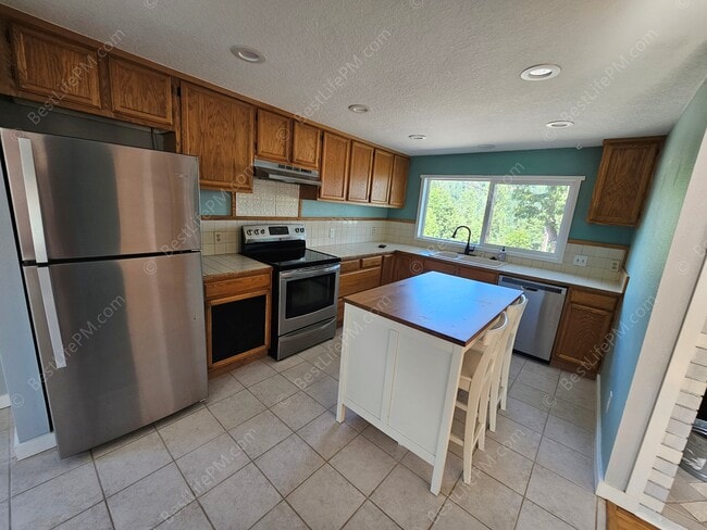 Building Photo - 408 SE Kibling St