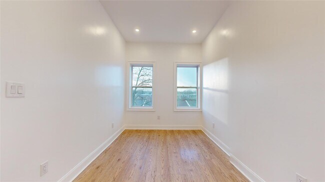 Building Photo - 2050 Strauss St