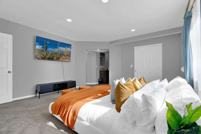 Building Photo - 6240 E River Rd