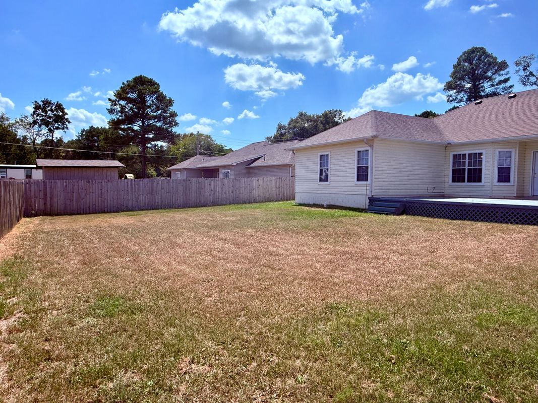 Building Photo - 587 Long Beach Dr
