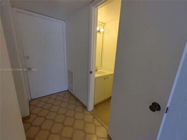 Building Photo - 1305 W 53rd St
