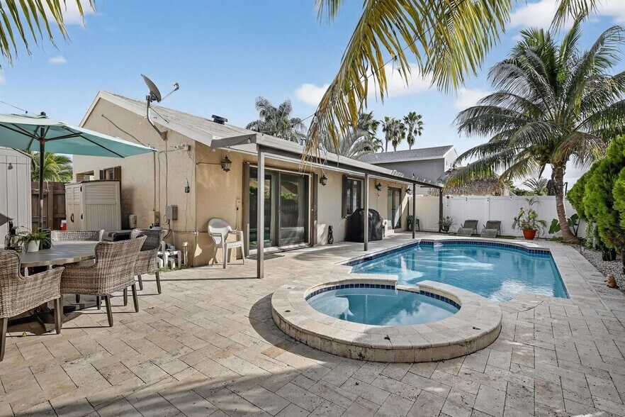 Building Photo - 691 Willow Grove Ter