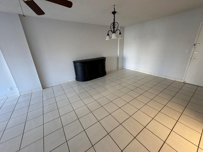 Building Photo - 2 Bed 2 Bath Condo Just Steps From The Oce...