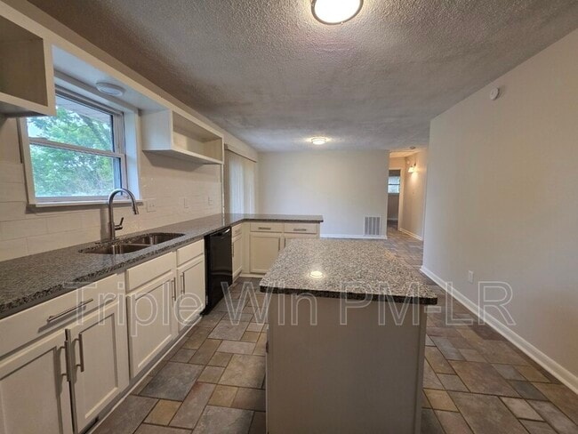 Building Photo - 5425 Chauvin Dr