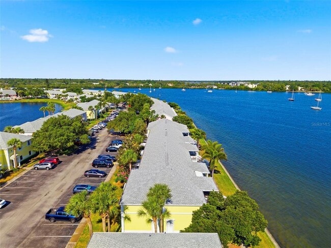 Building Photo - 201 Pompano Dr SE