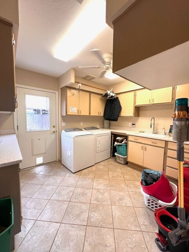 Building Photo - SAN CARLOS BEAUTY!