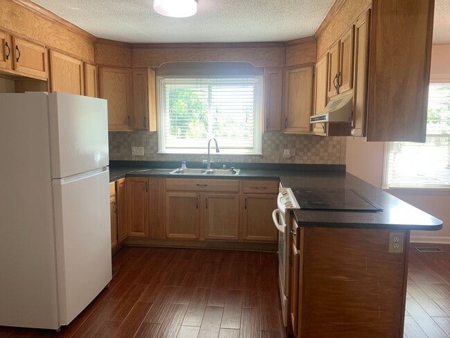 Building Photo - Beautiful Private Three Bedroom Home in So...