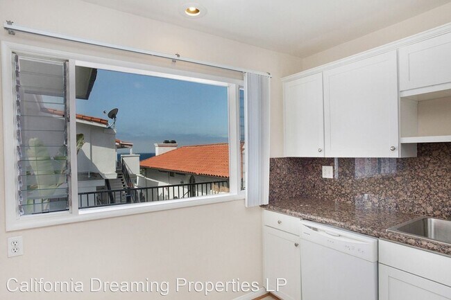 Building Photo - 520-524 Avenida Victoria