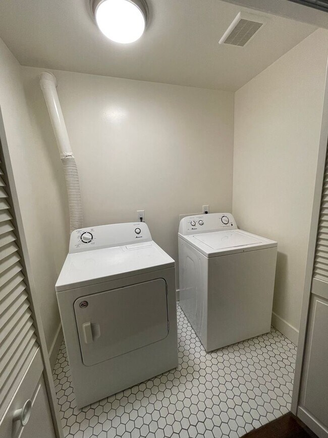 Building Photo - 1/2 Off First Month's Rent, 6Bdrm, 3Bath