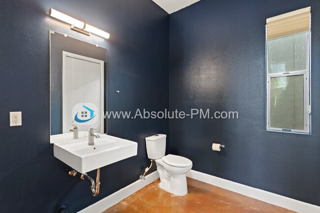 Building Photo - Amazing 2 Bedroom 1.5 Bath Townhome in the...